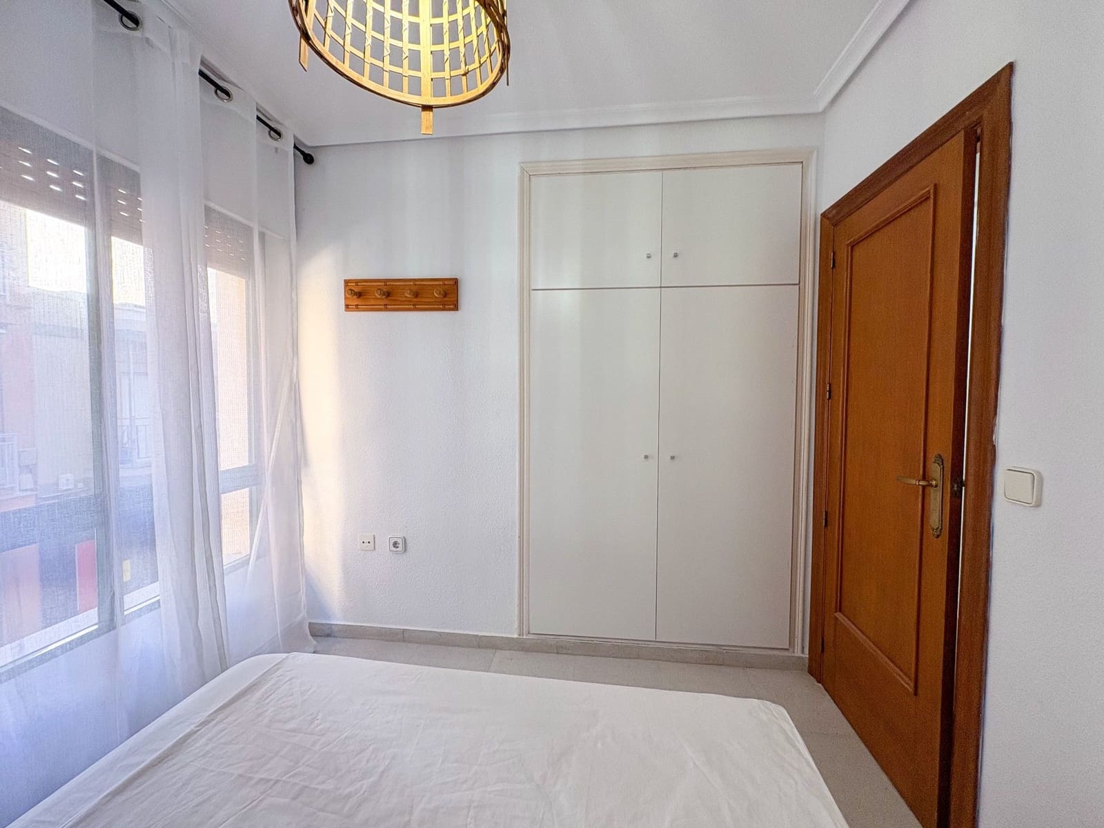 Piso de 4 habitaciones en Torrevieja en alquiler - 1.300 € (Ref: 9573955)