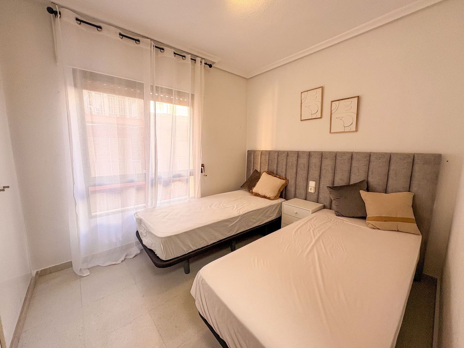 Piso de 4 habitaciones en Torrevieja en alquiler - 1.300 € (Ref: 9573955)