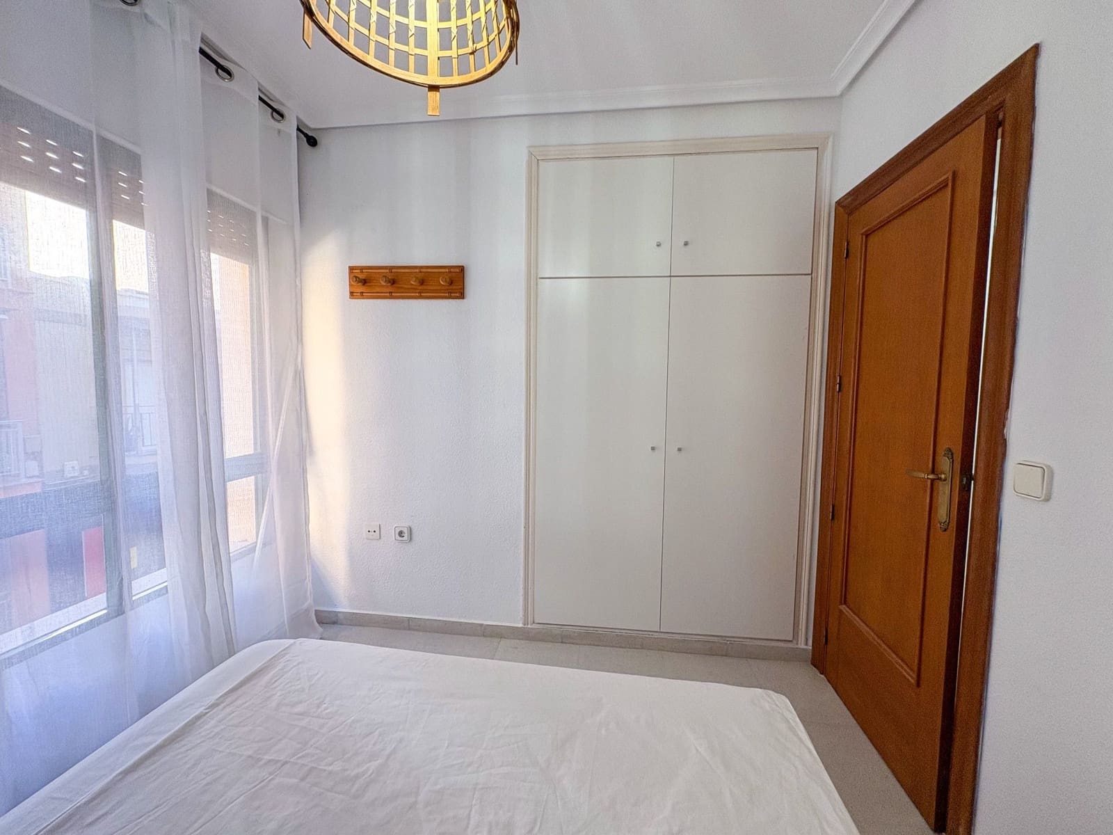 Piso de 4 habitaciones en Torrevieja en alquiler - 1.300 € (Ref: 9573955)