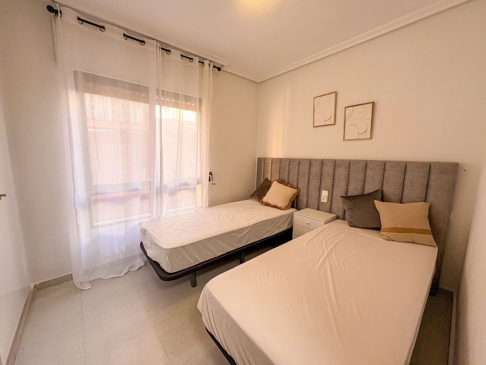 Piso de 4 habitaciones en Torrevieja en alquiler - 1.300 € (Ref: 9573955)