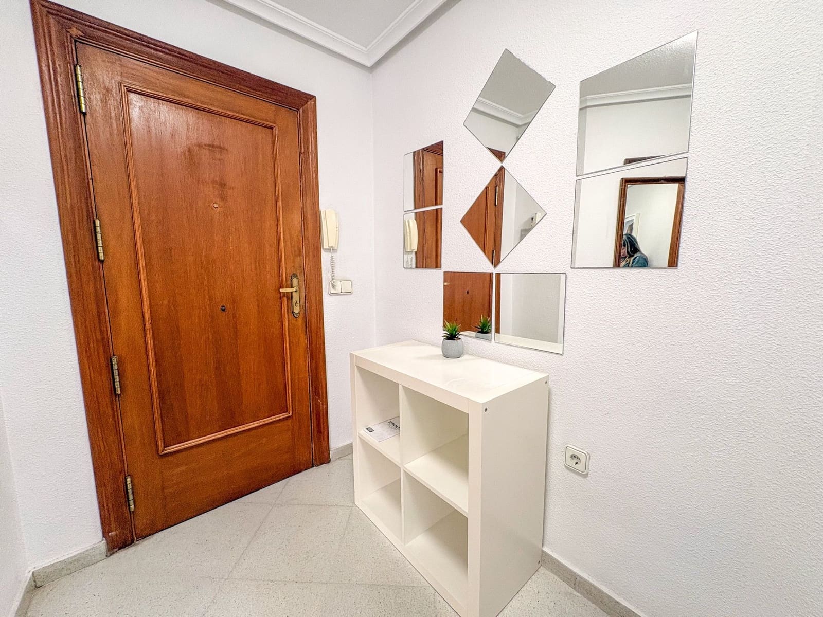 Piso de 4 habitaciones en Torrevieja en alquiler - 1.300 € (Ref: 9573955)