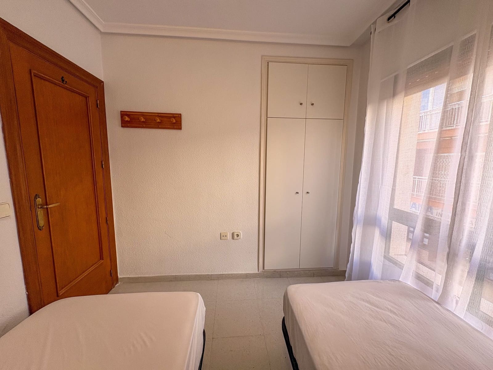 Piso de 4 habitaciones en Torrevieja en alquiler - 1.300 € (Ref: 9573955)