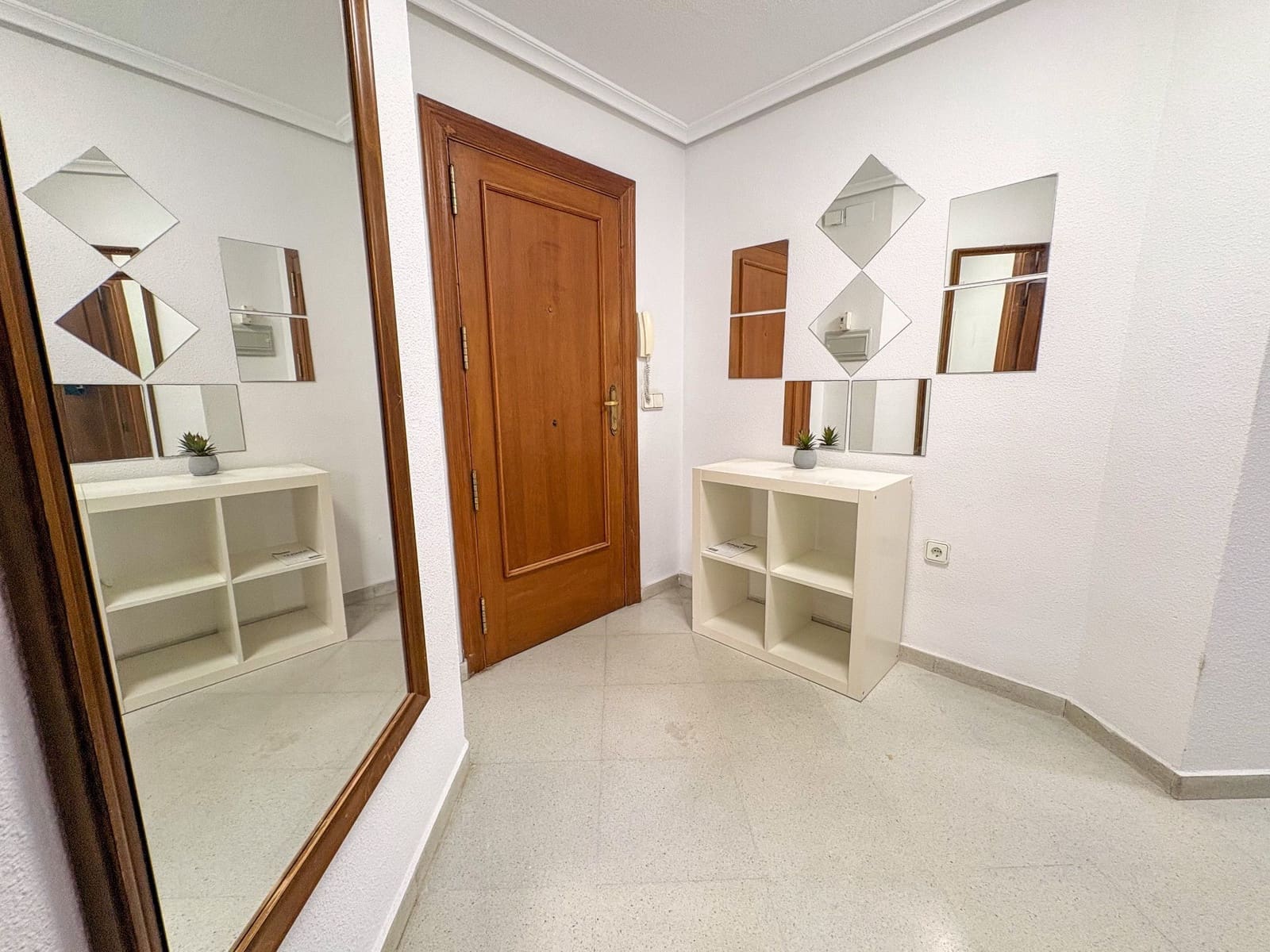 Piso de 4 habitaciones en Torrevieja en alquiler - 1.300 € (Ref: 9573955)