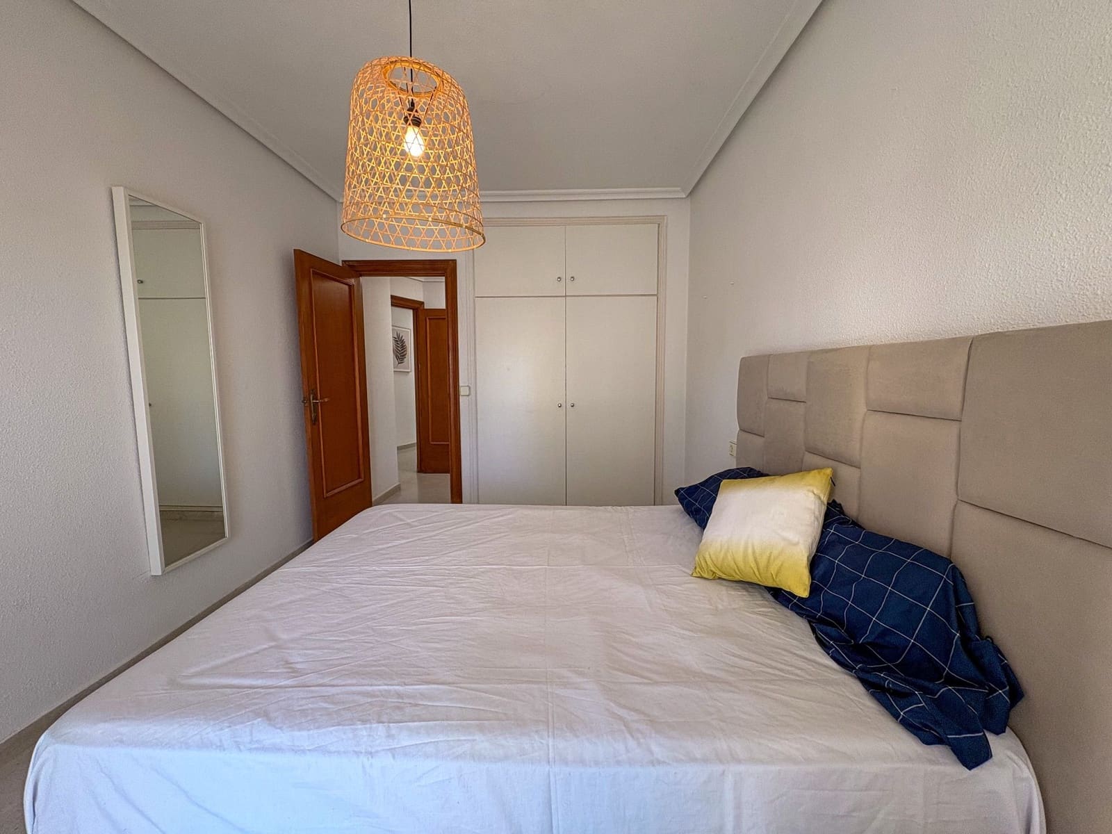 Piso de 4 habitaciones en Torrevieja en alquiler - 1.300 € (Ref: 9573955)