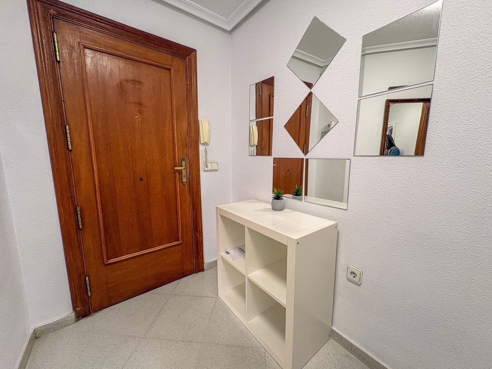 Piso de 4 habitaciones en Torrevieja en alquiler - 1.300 € (Ref: 9573955)