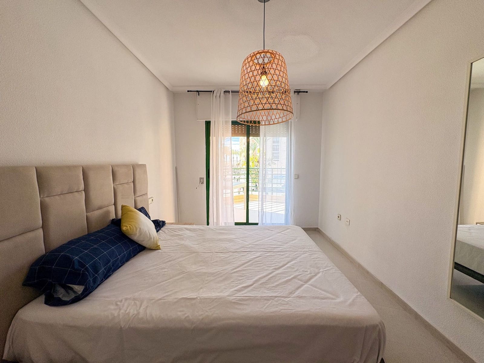 Piso de 4 habitaciones en Torrevieja en alquiler - 1.300 € (Ref: 9573955)