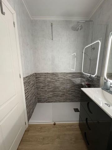 Penthouse de 2 chambres à louer à Torrevieja avec piscine - 800 € (Ref: 9581501)