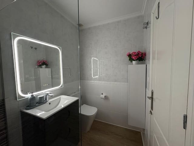 Penthouse de 2 chambres à louer à Torrevieja avec piscine - 800 € (Ref: 9581501)