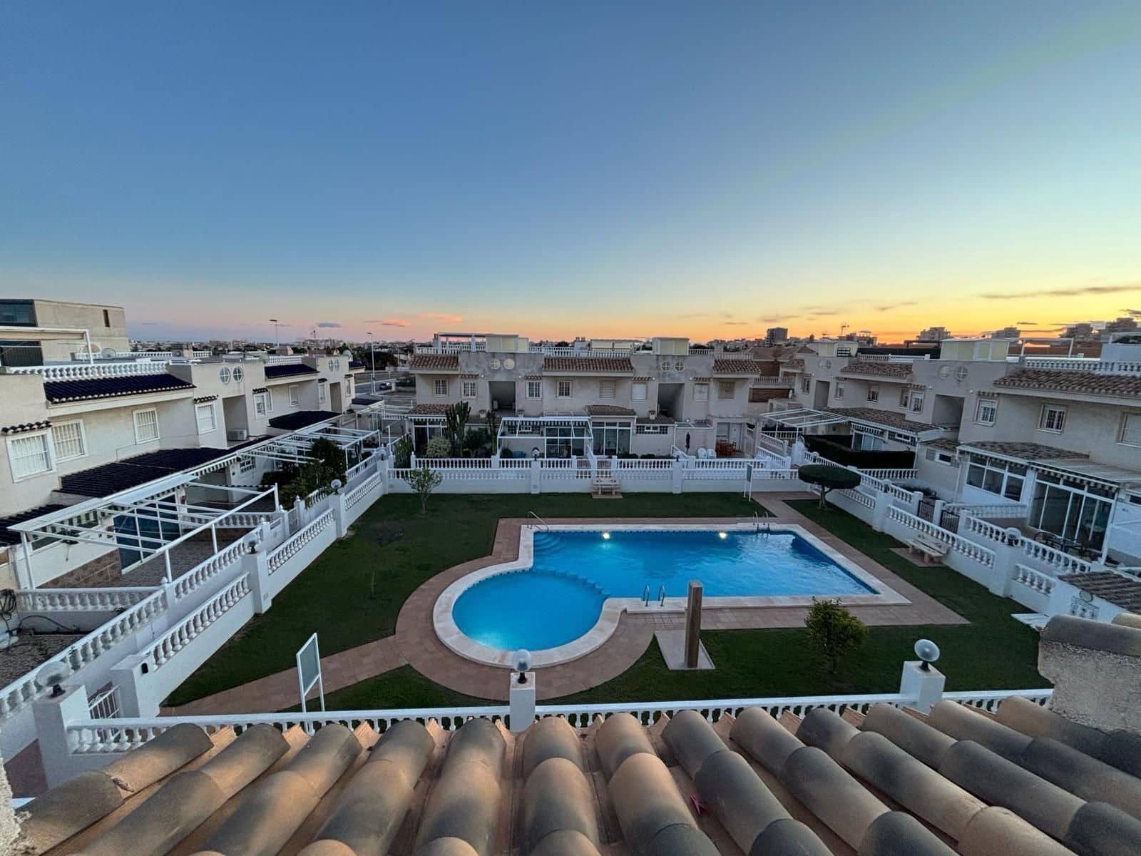 2 quarto Penthouse para arrendar em Torrevieja com piscina - 800 € (Ref: 9581501)