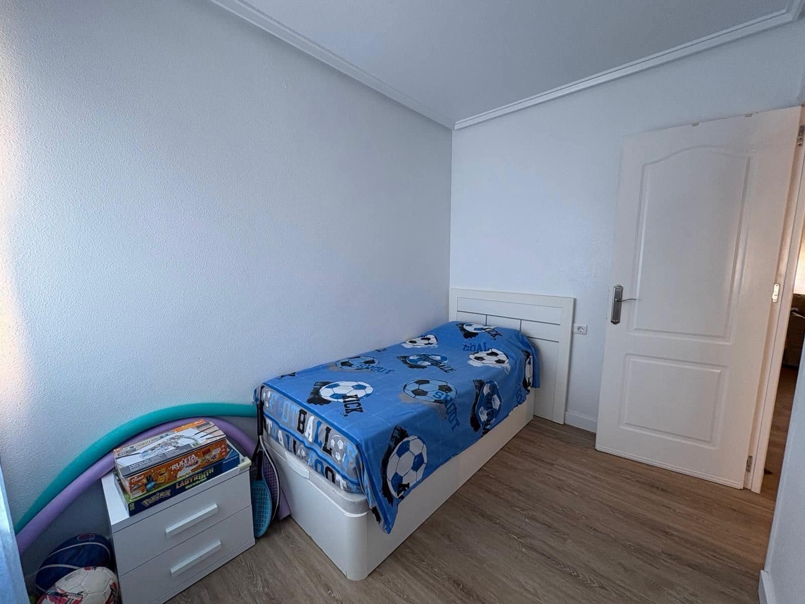 2 quarto Penthouse para arrendar em Torrevieja com piscina - 800 € (Ref: 9581501)