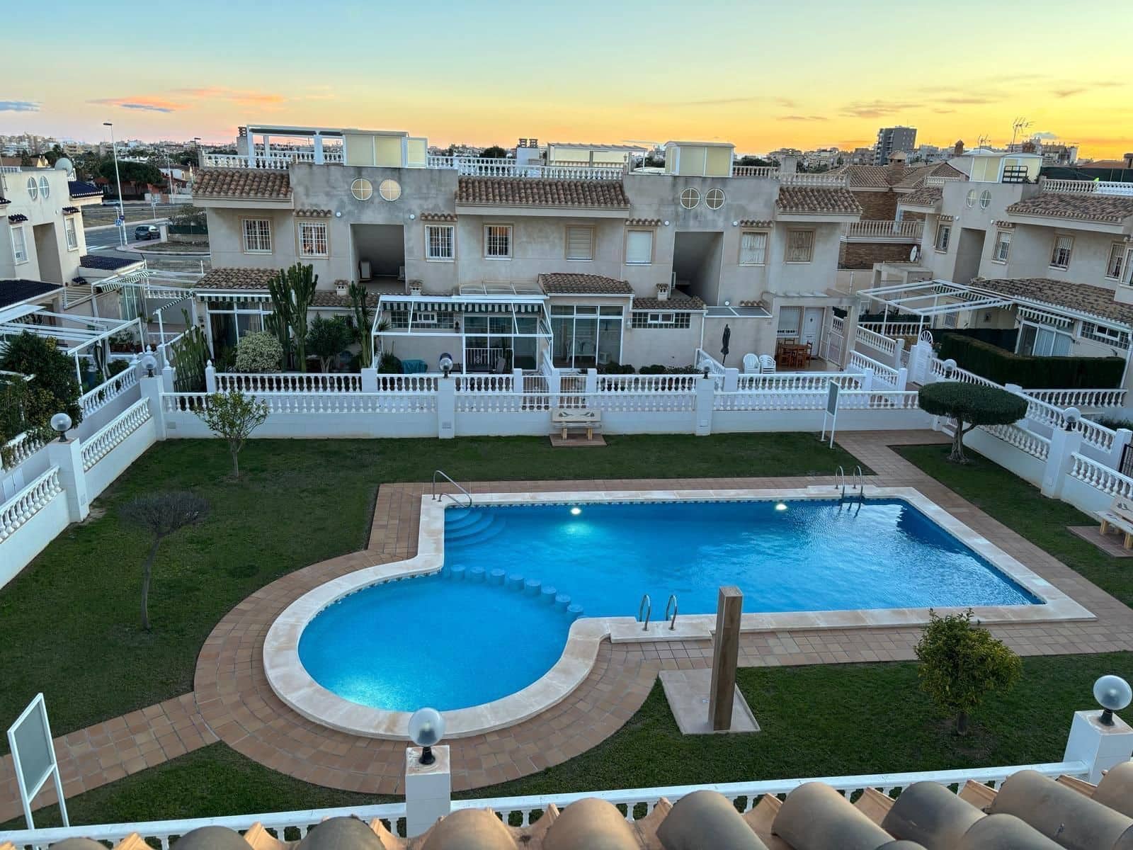 2 quarto Penthouse para arrendar em Torrevieja com piscina - 800 € (Ref: 9581501)