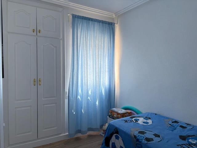 Penthouse de 2 chambres à louer à Torrevieja avec piscine - 800 € (Ref: 9581501)