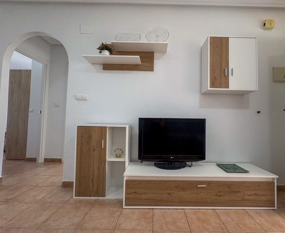 2 soverom Penthouse til leie i Torrevieja med svømmebasseng - € 875 (Ref: 9618907)