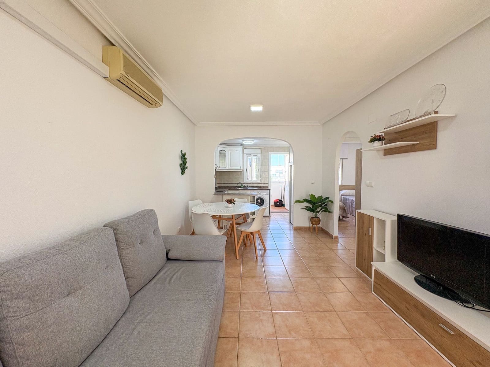 2 soveværelse Penthouse til leje i Torrevieja med swimmingpool - € 875 (Ref: 9618907)