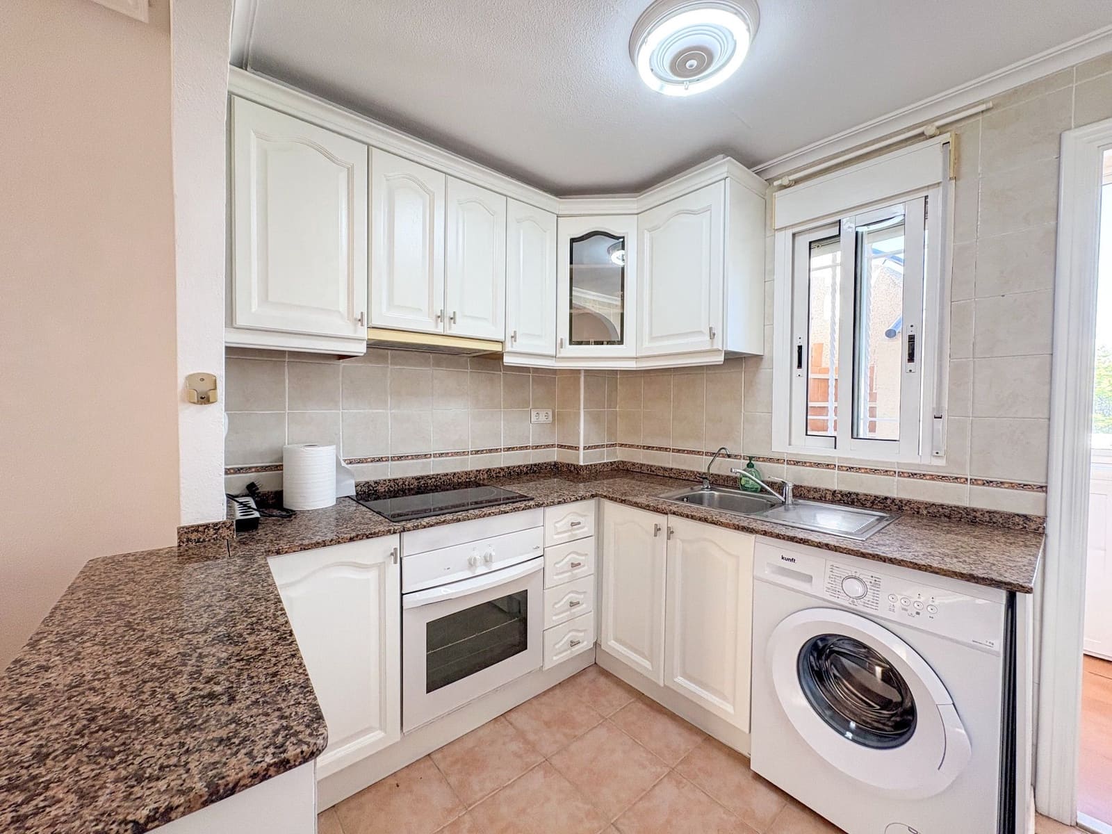 2 soveværelse Penthouse til leje i Torrevieja med swimmingpool - € 875 (Ref: 9618907)