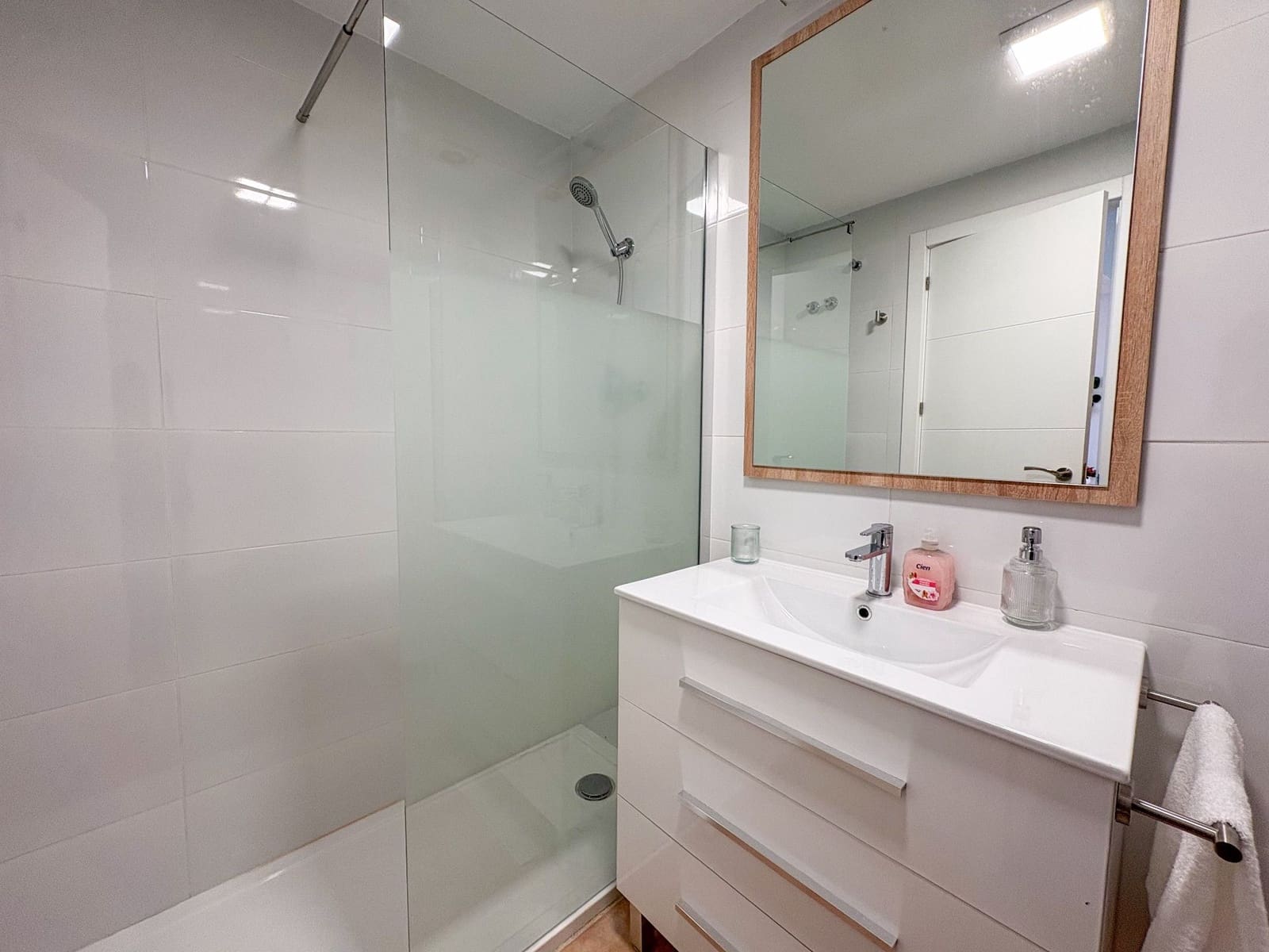 2 soveværelse Penthouse til leje i Torrevieja med swimmingpool - € 875 (Ref: 9618907)