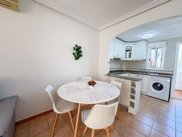2 soverom Penthouse til leie i Torrevieja med svømmebasseng - € 875 (Ref: 9618907)