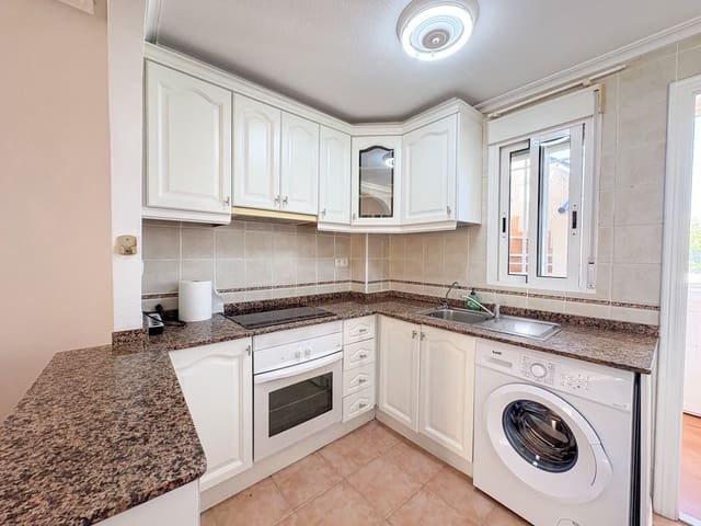 2 soverom Penthouse til leie i Torrevieja med svømmebasseng - € 875 (Ref: 9618907)