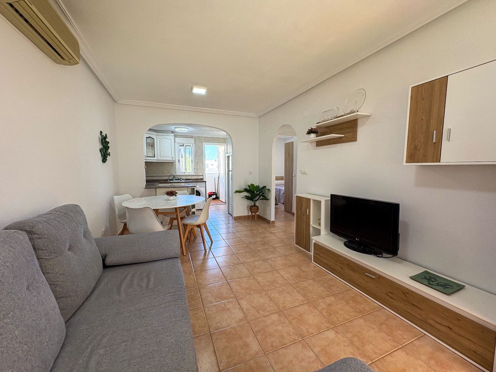 2 soveværelse Penthouse til leje i Torrevieja med swimmingpool - € 875 (Ref: 9618907)