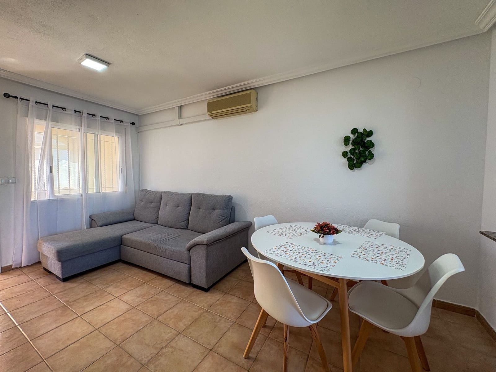 2 soveværelse Penthouse til leje i Torrevieja med swimmingpool - € 875 (Ref: 9618907)