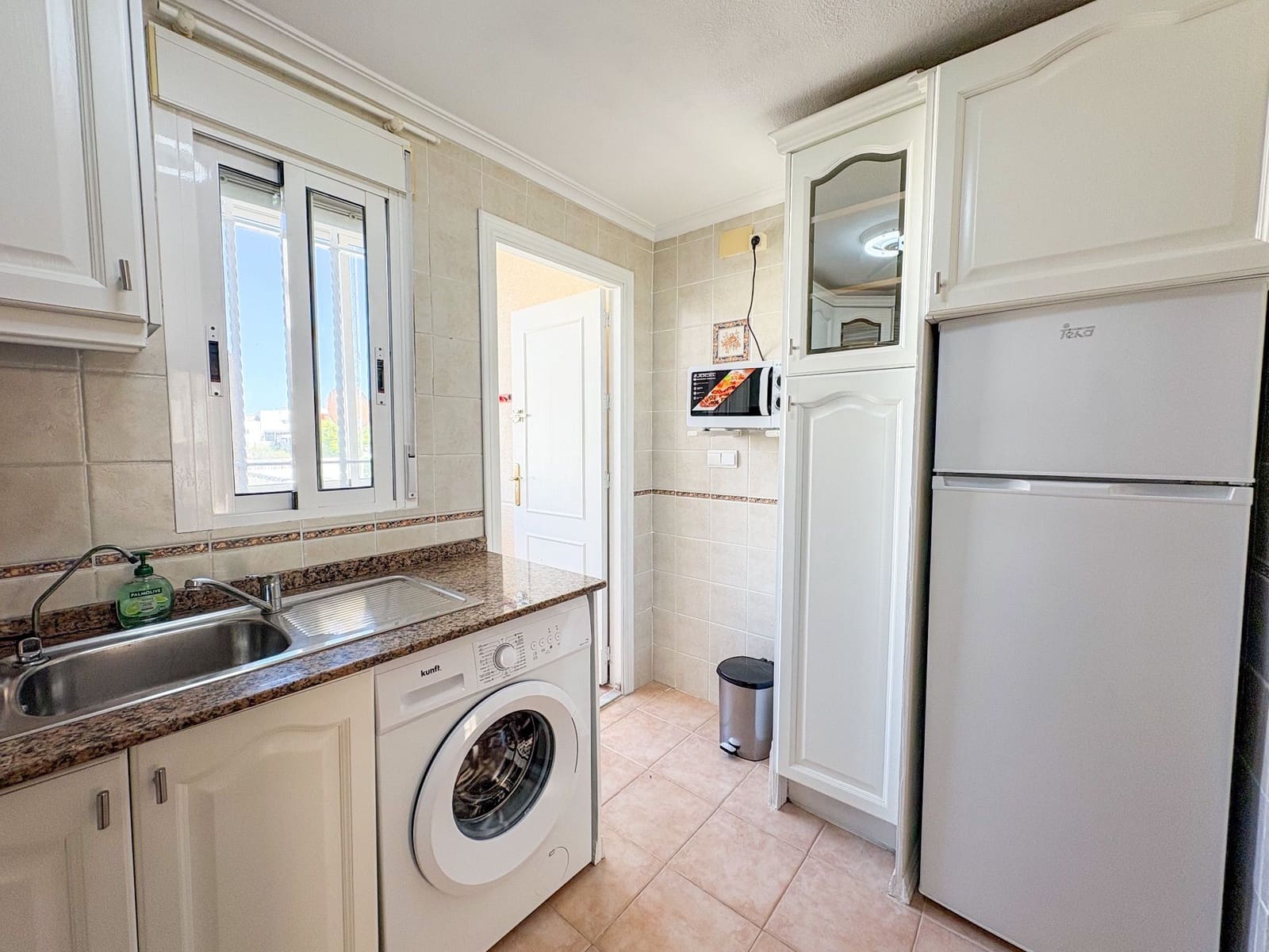 2 soveværelse Penthouse til leje i Torrevieja med swimmingpool - € 875 (Ref: 9618907)