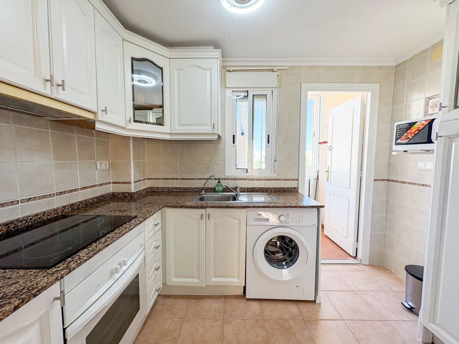 2 soveværelse Penthouse til leje i Torrevieja med swimmingpool - € 875 (Ref: 9618907)