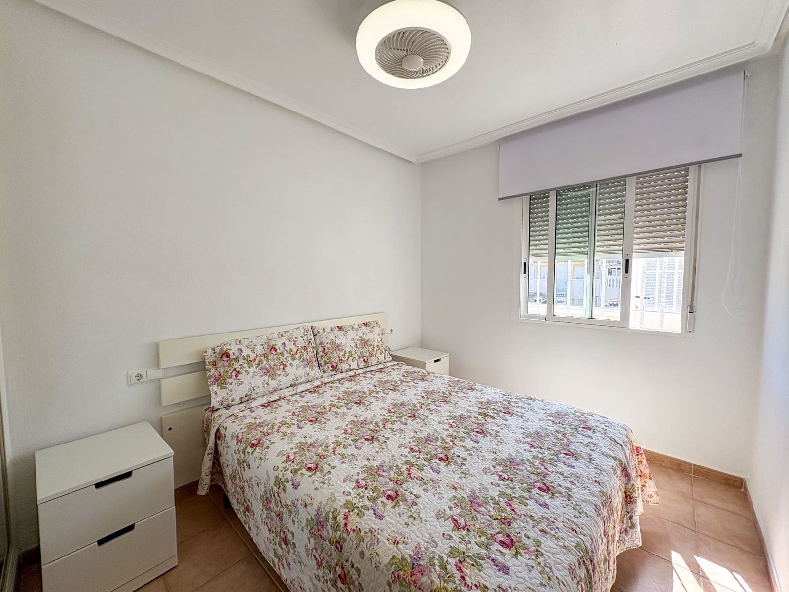 2 soveværelse Penthouse til leje i Torrevieja med swimmingpool - € 875 (Ref: 9618907)