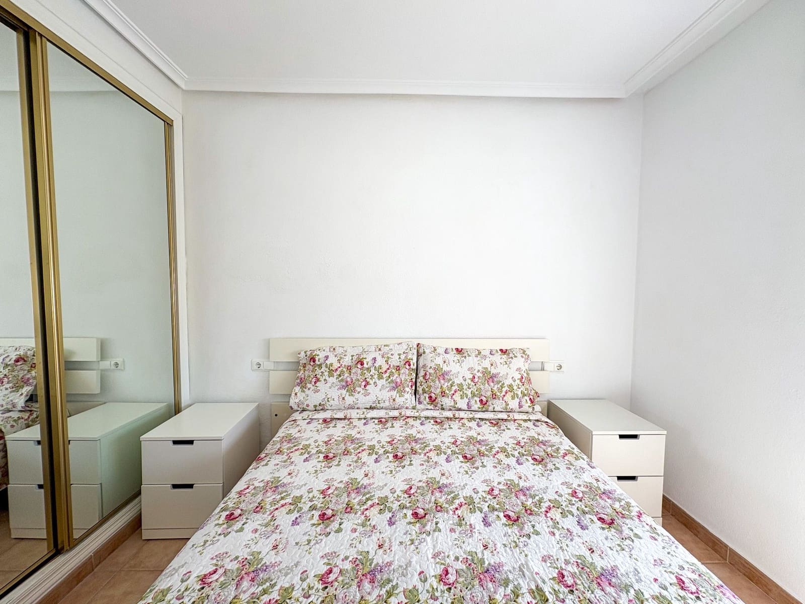 2 soveværelse Penthouse til leje i Torrevieja med swimmingpool - € 875 (Ref: 9618907)