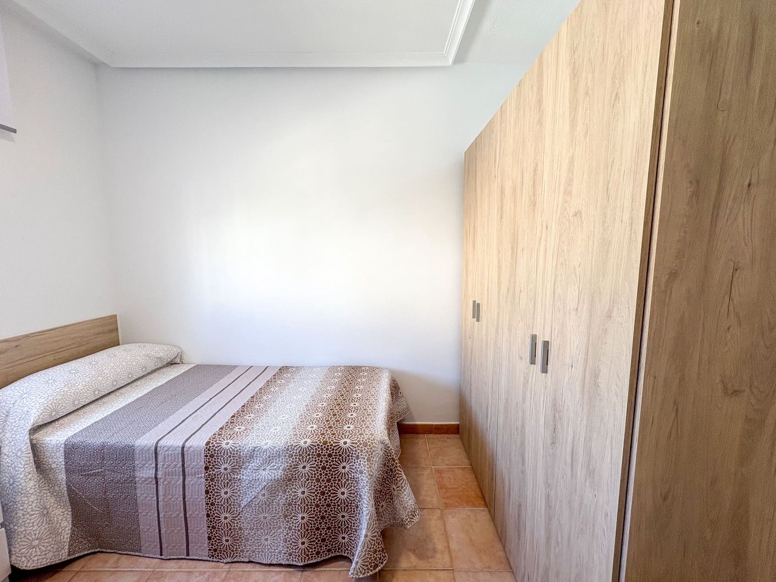 2 soveværelse Penthouse til leje i Torrevieja med swimmingpool - € 875 (Ref: 9618907)