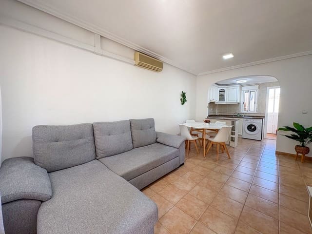 2 soverom Penthouse til leie i Torrevieja med svømmebasseng - € 875 (Ref: 9618907)