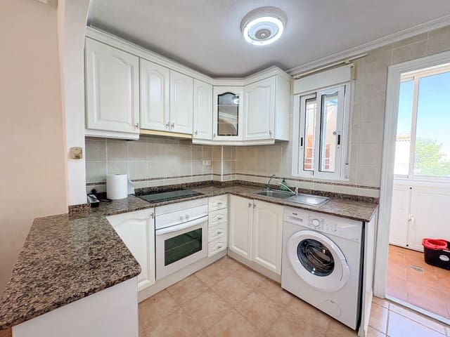 2 soverom Penthouse til leie i Torrevieja med svømmebasseng - € 875 (Ref: 9618907)