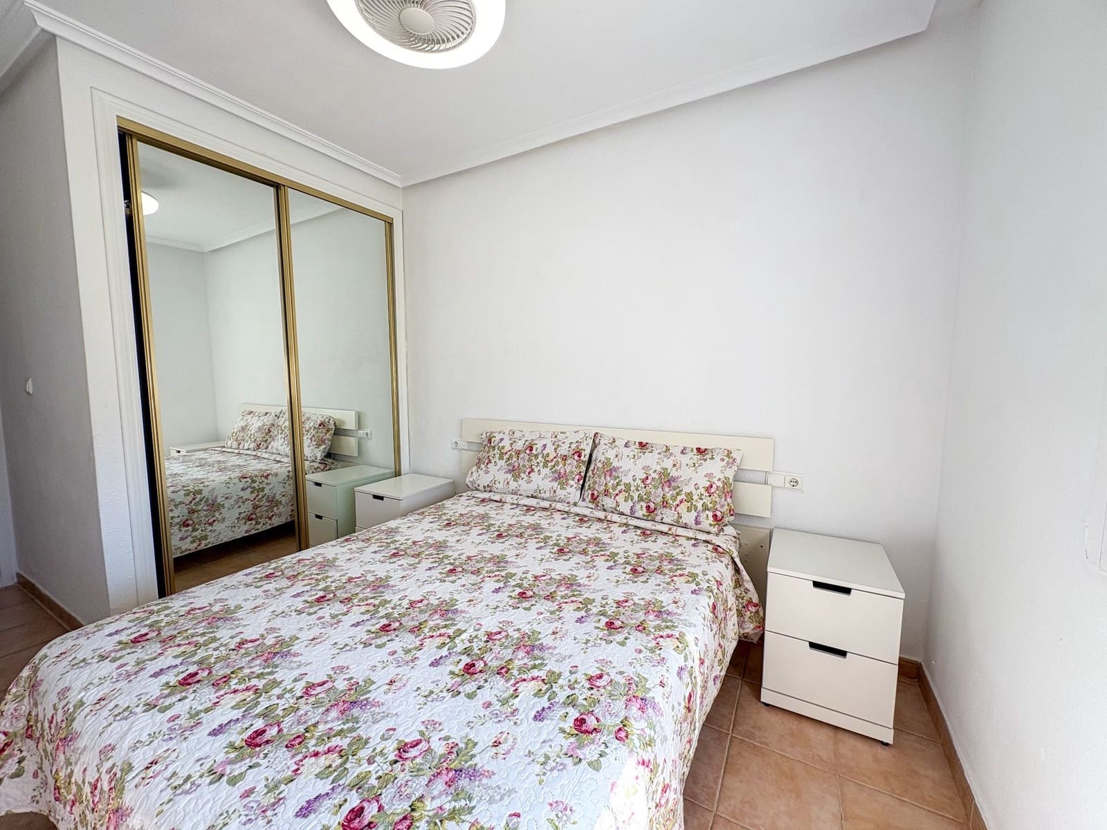 2 soveværelse Penthouse til leje i Torrevieja med swimmingpool - € 875 (Ref: 9618907)