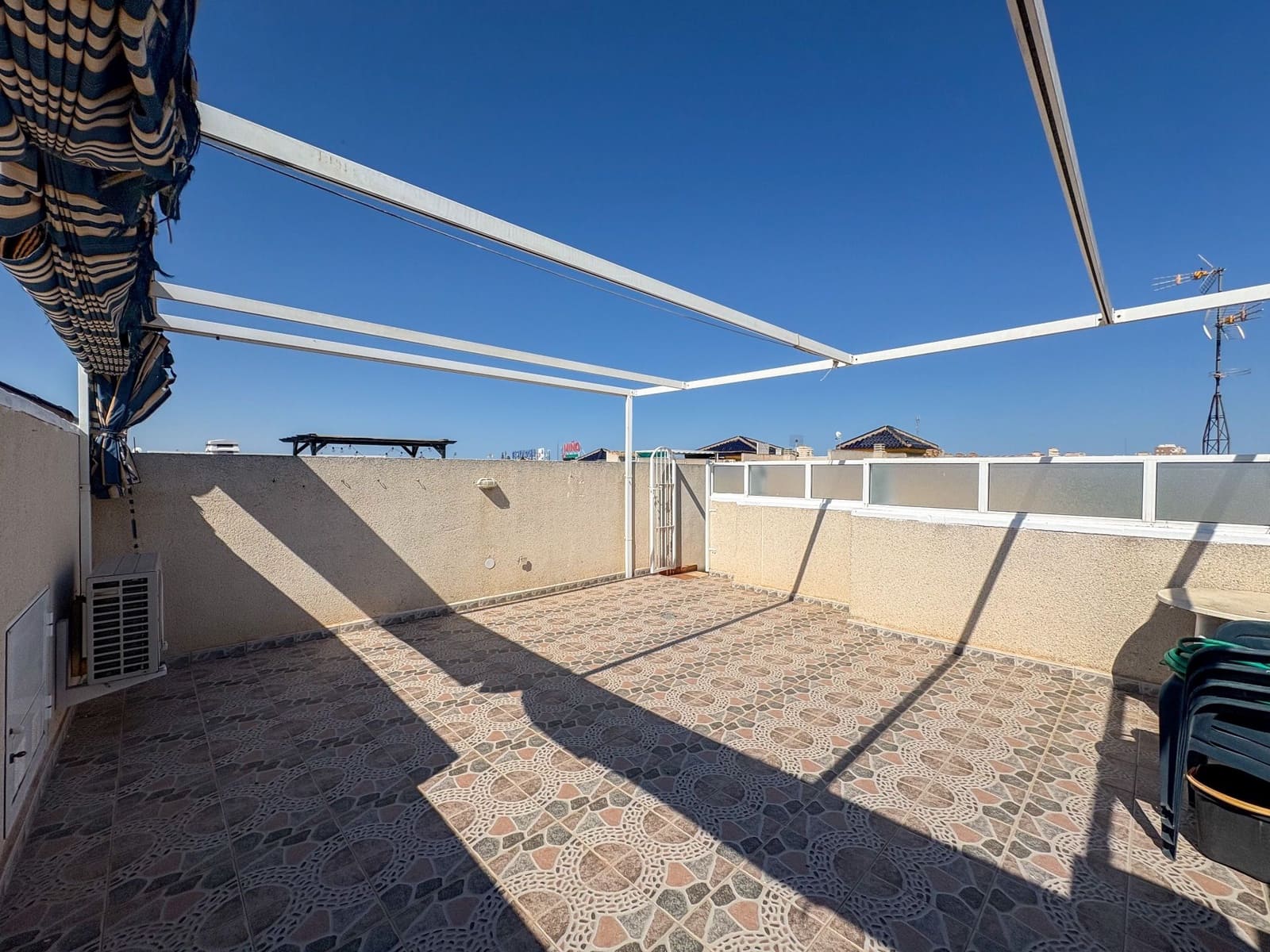 2 soveværelse Penthouse til leje i Torrevieja med swimmingpool - € 875 (Ref: 9618907)