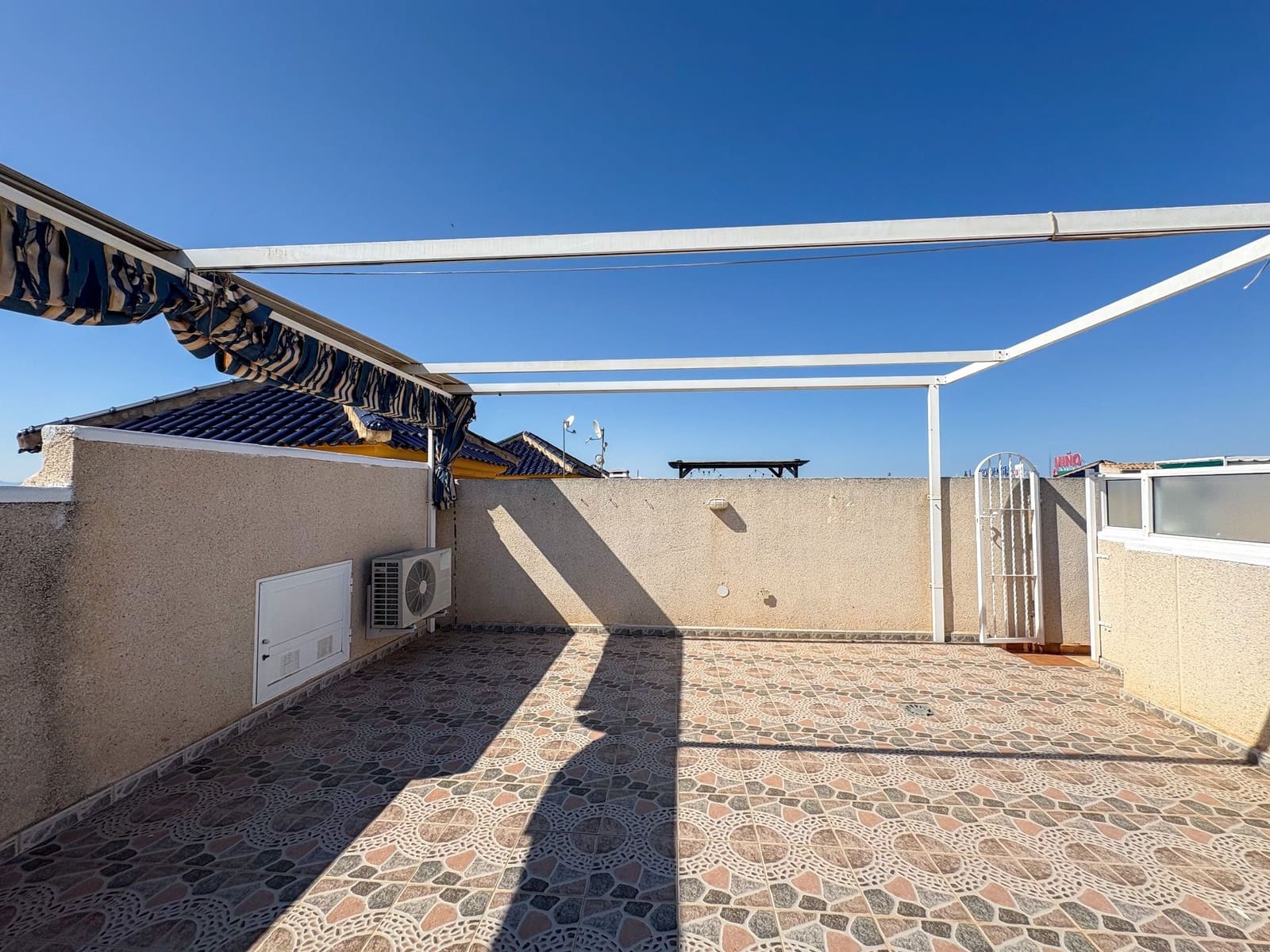 2 soveværelse Penthouse til leje i Torrevieja med swimmingpool - € 875 (Ref: 9618907)