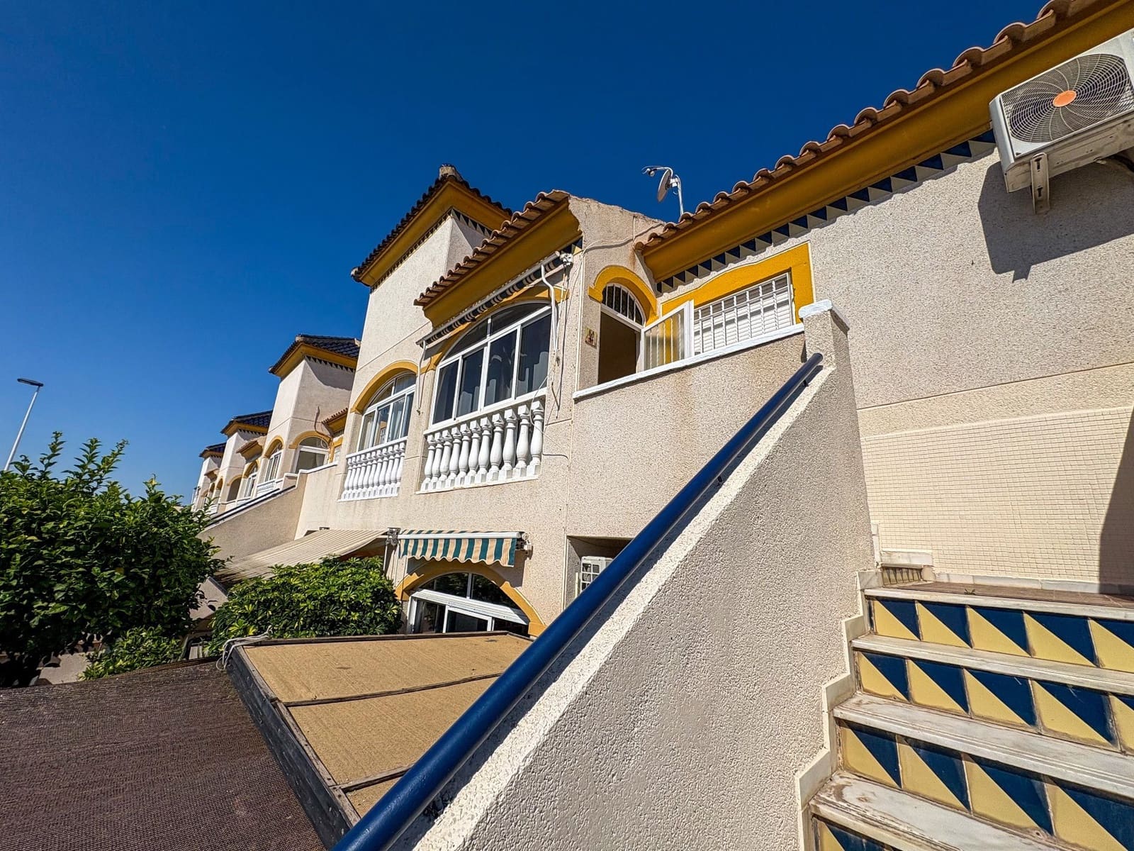 2 soveværelse Penthouse til leje i Torrevieja med swimmingpool - € 875 (Ref: 9618907)