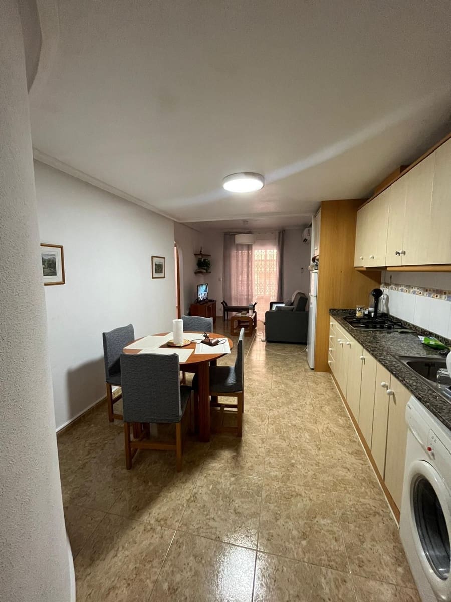 2 slaapkamer Flat te huur in Torrevieja - € 750 (Ref: 9636413)