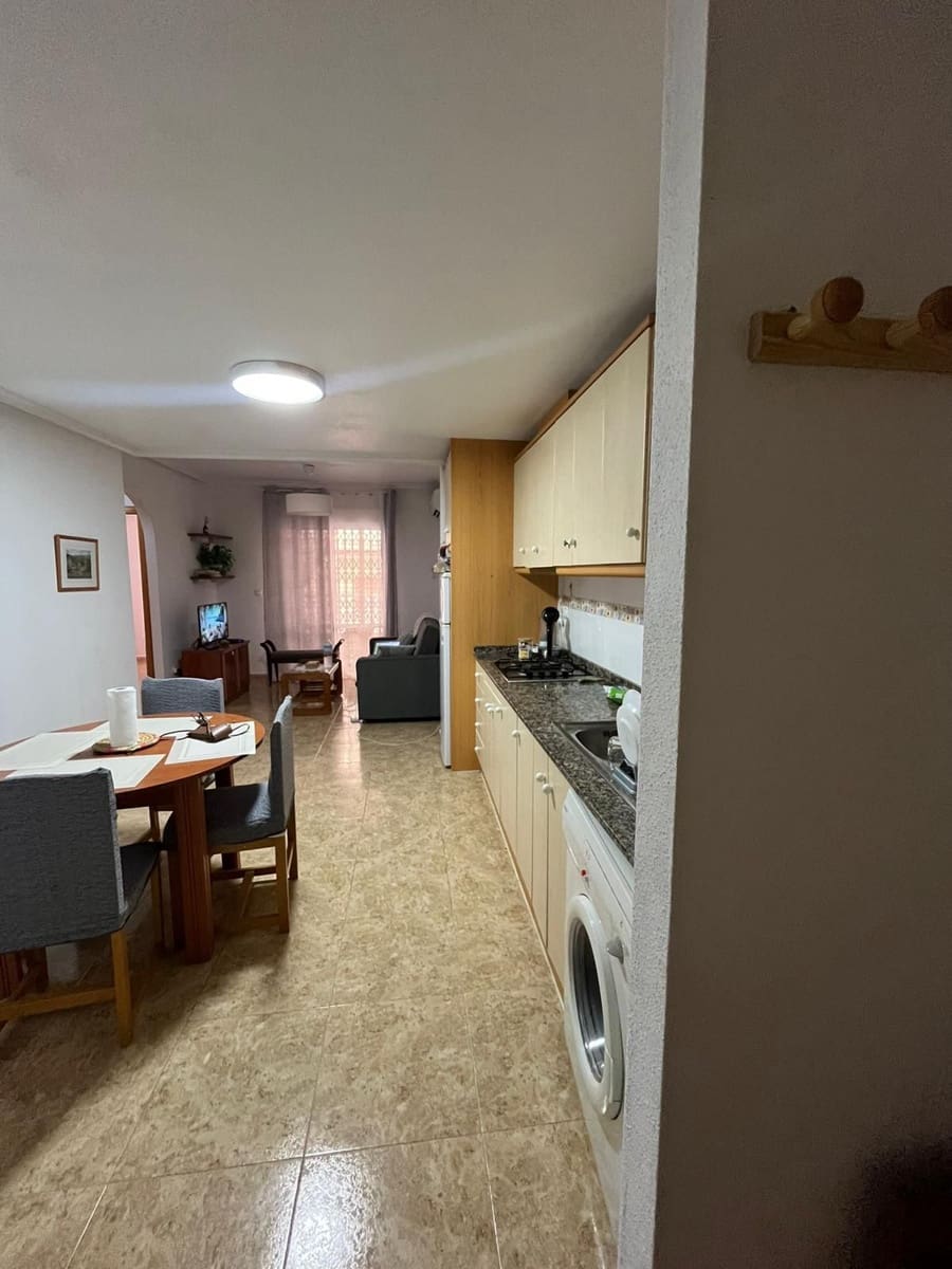 2 slaapkamer Flat te huur in Torrevieja - € 750 (Ref: 9636413)