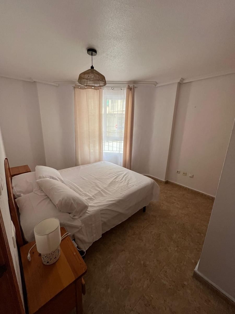 2 slaapkamer Flat te huur in Torrevieja - € 750 (Ref: 9636413)