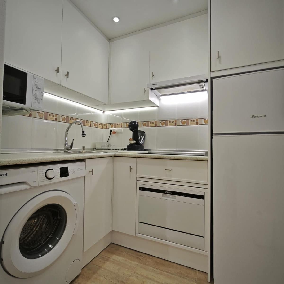 Appartement de 1 chambre à louer à Torrevieja avec piscine garage - 750 € (Ref: 9643727)