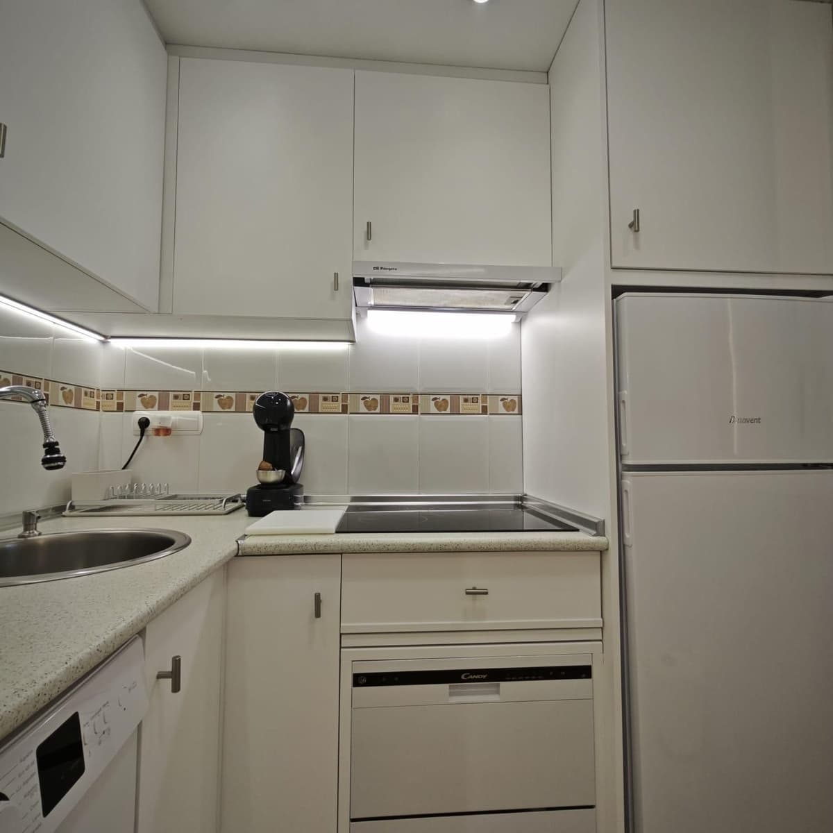 Appartement de 1 chambre à louer à Torrevieja avec piscine garage - 750 € (Ref: 9643727)