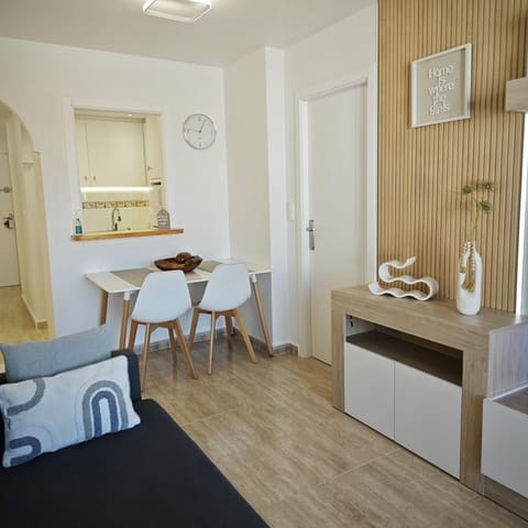 Appartement de 1 chambre à louer à Torrevieja avec piscine garage - 750 € (Ref: 9643727)