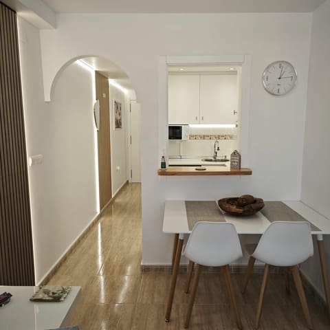 Appartement de 1 chambre à louer à Torrevieja avec piscine garage - 750 € (Ref: 9643727)