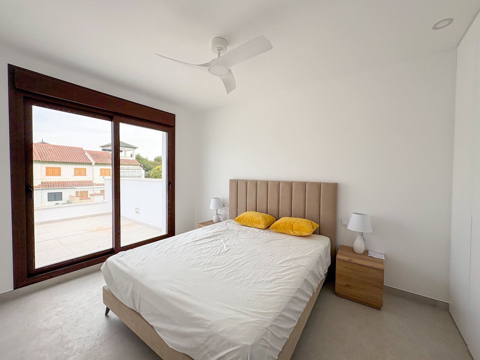 Chalet de 3 habitaciones en Pilar de la Horadada en alquiler con piscina garaje - 2.600 € (Ref: 9651213)