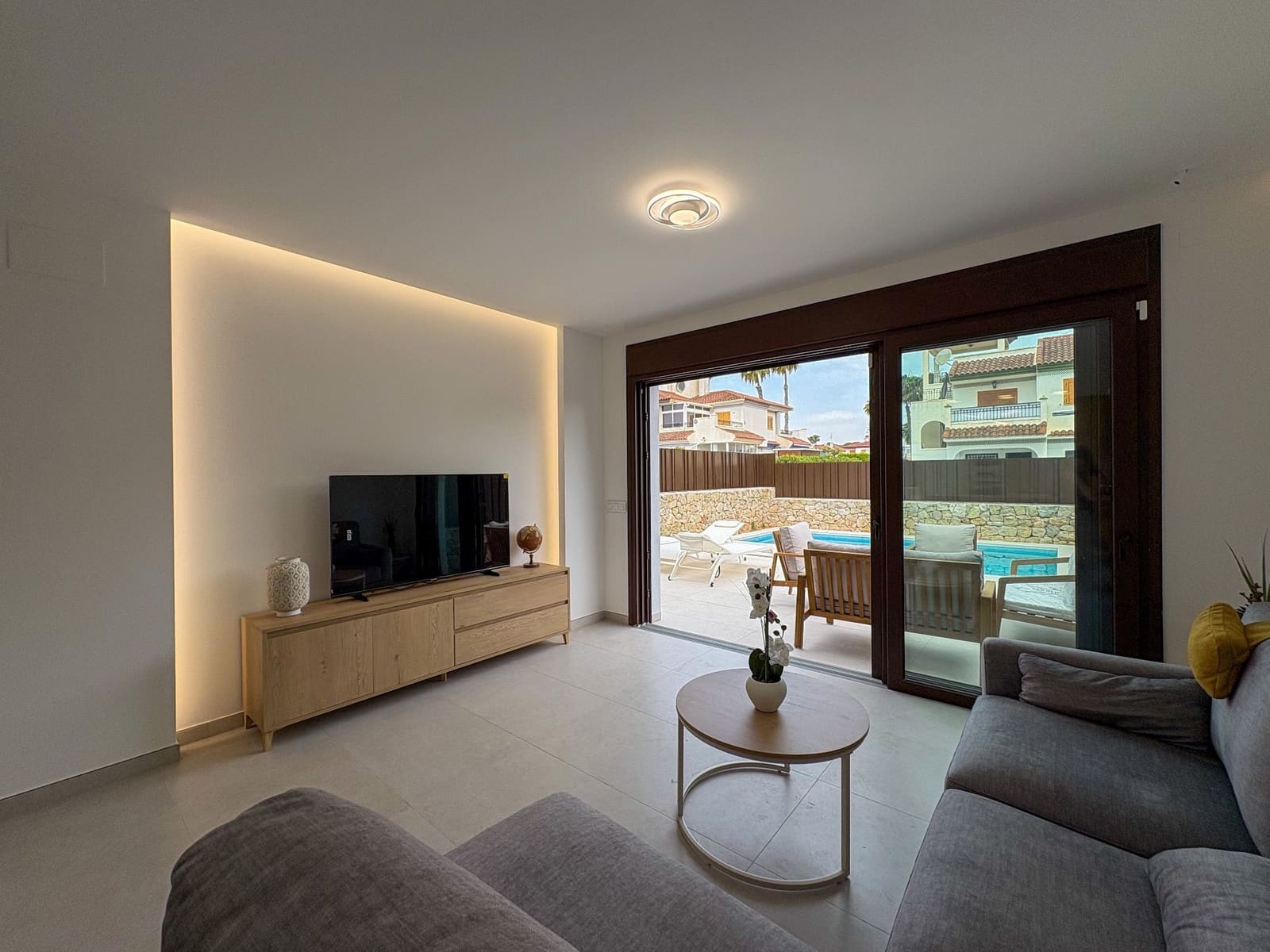 Chalet de 3 habitaciones en Pilar de la Horadada en alquiler con piscina garaje - 2.600 € (Ref: 9651213)