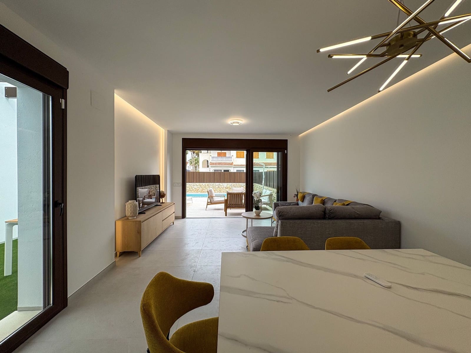 Chalet de 3 habitaciones en Pilar de la Horadada en alquiler con piscina garaje - 2.600 € (Ref: 9651213)