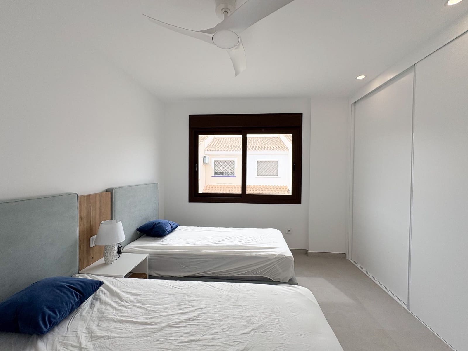 Chalet de 3 habitaciones en Pilar de la Horadada en alquiler con piscina garaje - 2.600 € (Ref: 9651213)