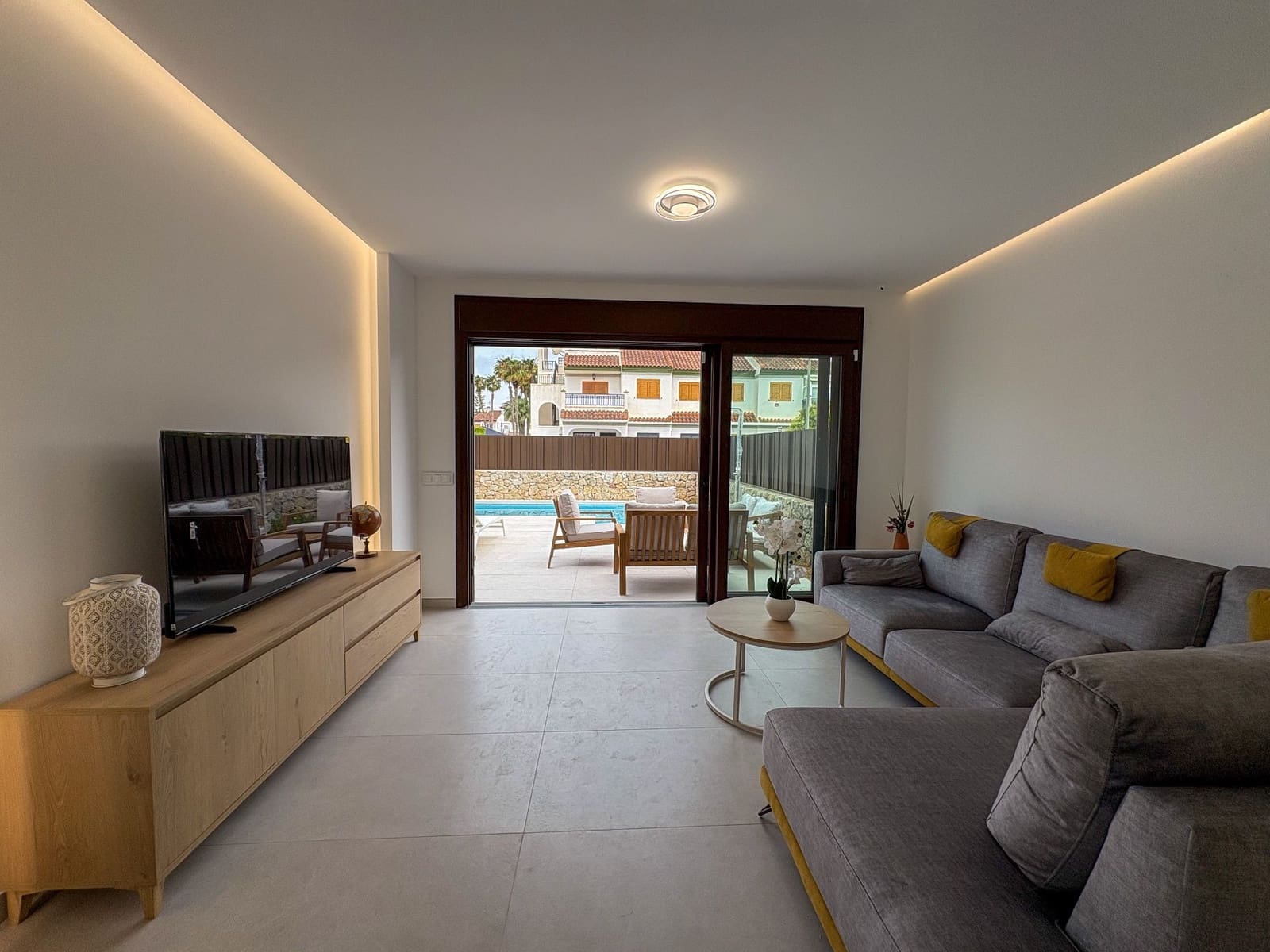 Chalet de 3 habitaciones en Pilar de la Horadada en alquiler con piscina garaje - 2.600 € (Ref: 9651213)