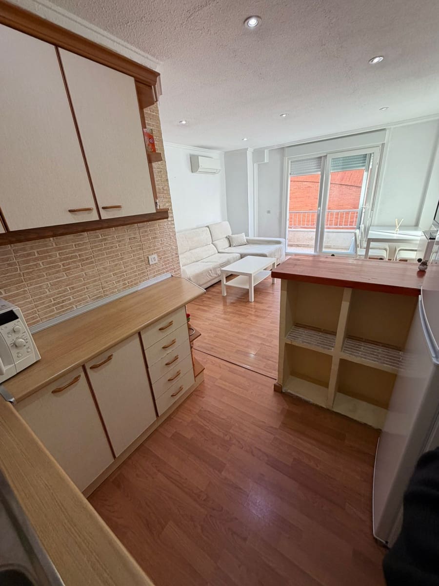 2 slaapkamer Flat te huur in Torrevieja - € 850 (Ref: 9658295)