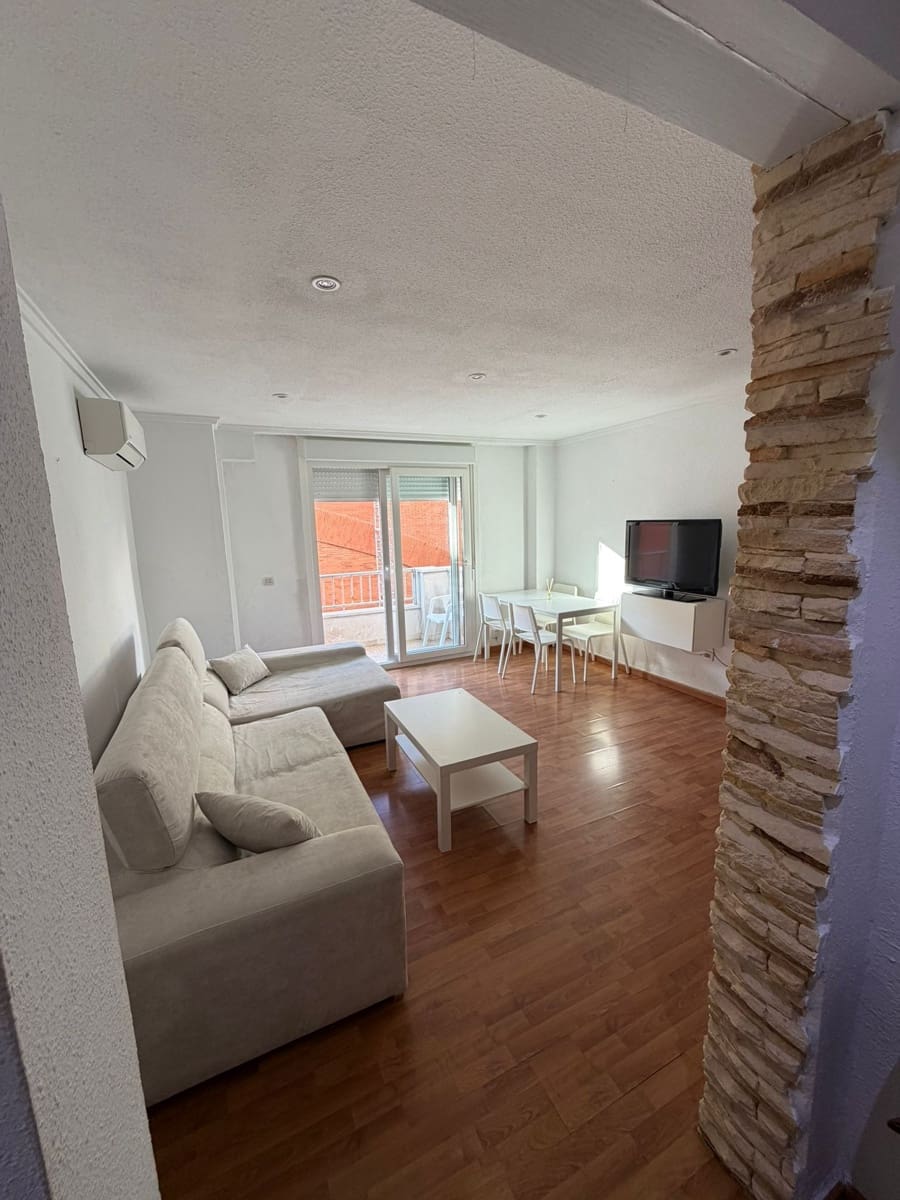 2 slaapkamer Flat te huur in Torrevieja - € 850 (Ref: 9658295)