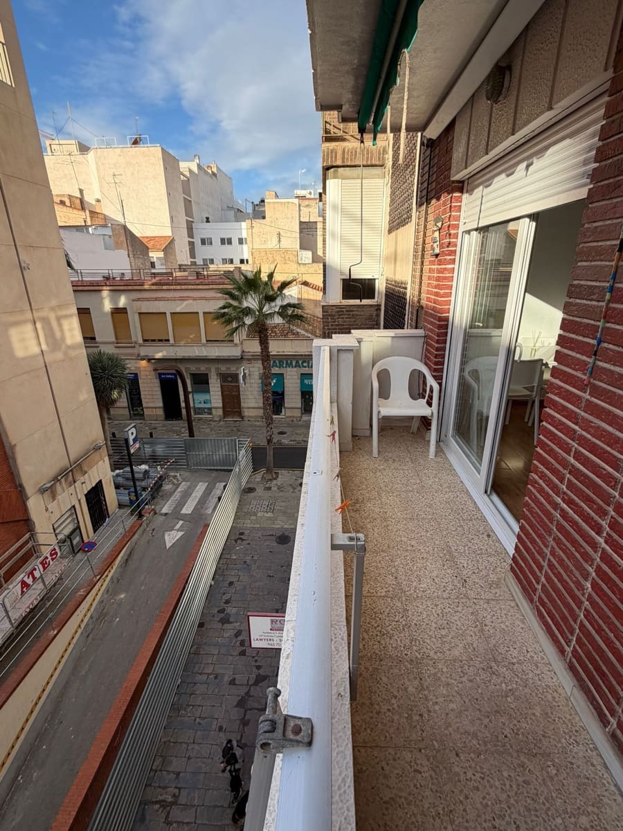 2 slaapkamer Flat te huur in Torrevieja - € 850 (Ref: 9658295)